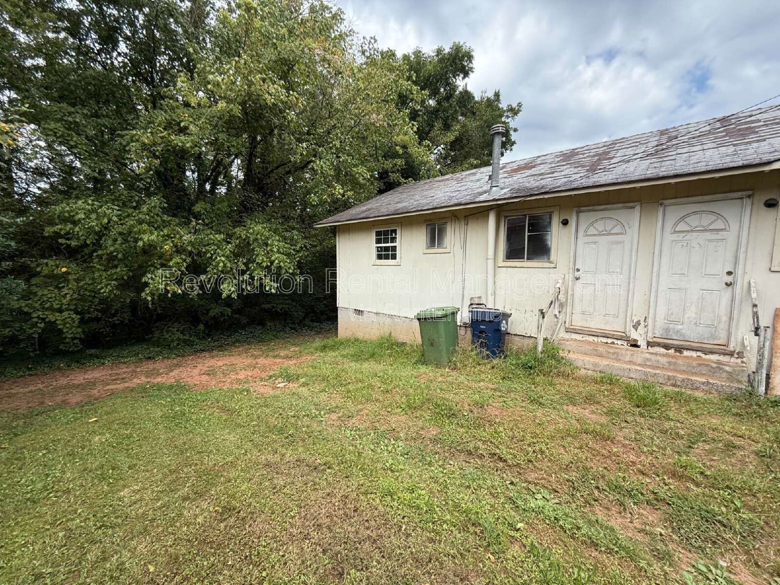 Newly remodeled 2 bed 1 bath duplex unit property image