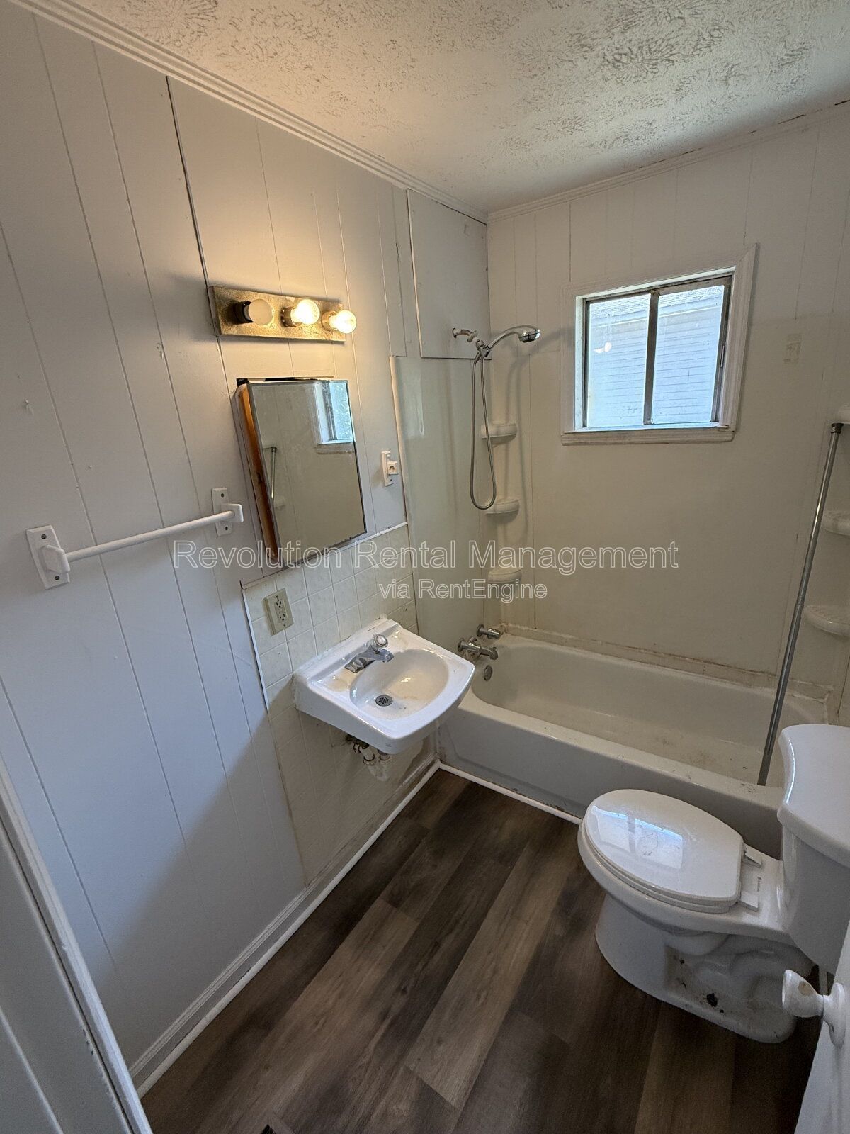 Newly remodeled 2 bed 1 bath duplex unit property image